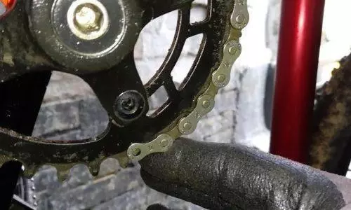 How to Tighten a Bike Chain