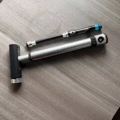 Crankbrothers Klic HV Gauge Pump Review: A High-Volume Pump With A Magnetic Hose